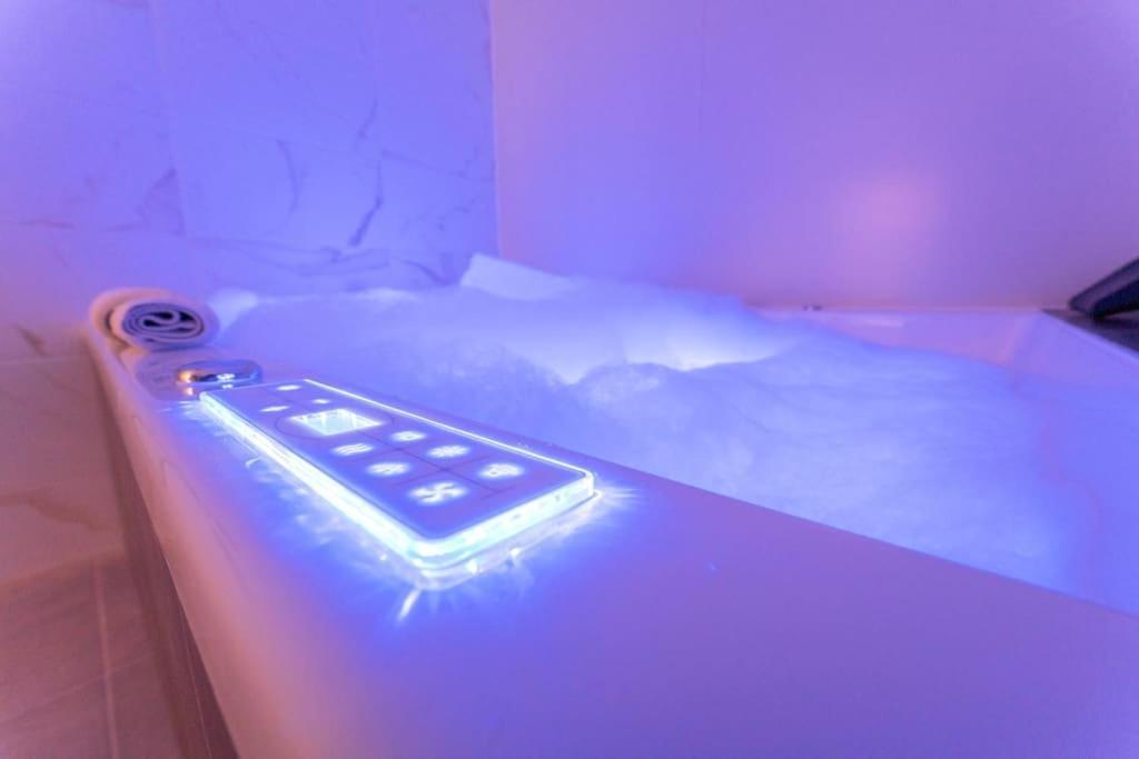 Apartment Luxury Room, Parking, Wifi, Jacuzzi, Balneo Nizza